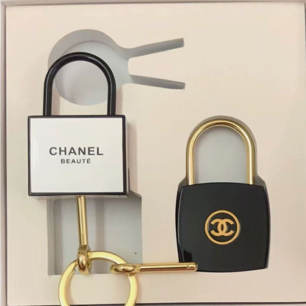 Chanel White La Collection Accessory